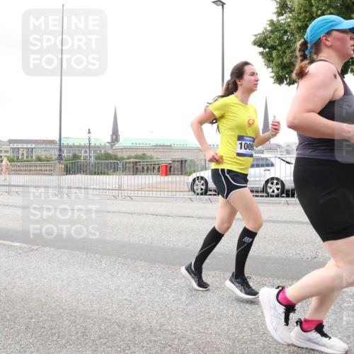 29.06.2025 - hella hamburg halbmarathon Lena Gebhardt http://msf.ph/oto/8291027 29.06.2025 10:55:48 Lombardsbrücke 3244, 1009, 1616, 1873, 1909, 1917, 2793, 3101, 3115, 3157, 3244, 3268, 3577, 4265, 4470, 4473, 4836, 4896, 5220, 5222, 5306, 5483, 5487, 5575, 5994, 6055, 6056, 6113, 6257, 6494, 6594, 7516, 7548, 7616, 7680, 7969, 8110, 8527, 8532, 8533, 8626, 8648, 9548, 9614, 9618, 9838, 9857, 9858, 9861, 9865, 9956, 10094, 10436, 10438, 10449, 10559, 10593, 10640, 10885, 11109, 11903, 11962, 11963, 12695, 12902, 14727, 16385 meine-sportfotos.de