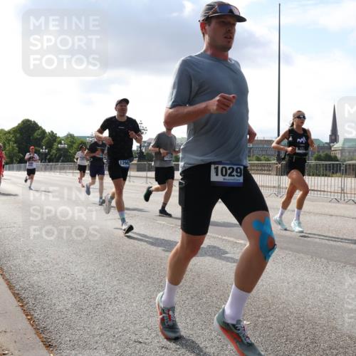 29.06.2025 - hella hamburg halbmarathon Lena Gebhardt http://msf.ph/oto/8291050 29.06.2025 09:46:24 Lombardsbrücke 12987, 11230, 1029, 1080, 1344, 1889, 1894, 2460, 2525, 3809, 3843, 3955, 4463, 4477, 4812, 4944, 5042, 5048, 6169, 6495, 6683, 7055, 7186, 7534, 7845, 7901, 8062, 8784, 8864, 8956, 9345, 10298, 10453, 10865, 10929, 11199, 11230, 11282, 11304, 11661, 11833, 12189, 12447, 12681, 12987, 13252, 13617, 13754, 13961, 14167, 14276, 14293, 15115, 15391, 15689, 15902, 16065, 16140, 16243, 16507, 16580, 16811, 16931, 16957, 17213, 17768 meine-sportfotos.de