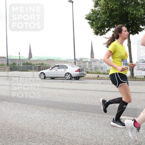 29.06.2025 - hella hamburg halbmarathon Lena Gebhardt http://msf.ph/oto/8291083 29.06.2025 10:55:48 Lombardsbrücke 3244, 100, 1616, 1873, 1909, 1917, 2793, 3101, 3115, 3157, 3244, 3268, 3577, 4265, 4470, 4473, 4836, 4896, 5220, 5222, 5306, 5483, 5487, 5575, 5994, 6055, 6056, 6113, 6257, 6494, 6594, 7516, 7548, 7616, 7680, 7969, 8110, 8527, 8532, 8533, 8626, 8648, 9548, 9614, 9618, 9838, 9857, 9858, 9861, 9865, 9956, 10094, 10436, 10438, 10449, 10559, 10593, 10640, 10885, 11109, 11903, 11962, 11963, 12695, 12902, 14727, 16385 meine-sportfotos.de
