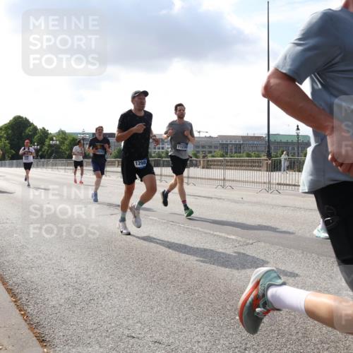 29.06.2025 - hella hamburg halbmarathon Lena Gebhardt http://msf.ph/oto/8291104 29.06.2025 09:46:25 Lombardsbrücke 6243, 1298, 11230, 1029, 1344, 1889, 2243, 2460, 2525, 3809, 3843, 3955, 4463, 4477, 4812, 4944, 5042, 5048, 5152, 6169, 6495, 6683, 7055, 7186, 7534, 7628, 7845, 7901, 8062, 8312, 8784, 8864, 8956, 9345, 10298, 10453, 10865, 10929, 11199, 11230, 11282, 11304, 11661, 11833, 12189, 12447, 12681, 12987, 13252, 13617, 13961, 14276, 14293, 14310, 15115, 15391, 15689, 15902, 16065, 16140, 16243, 16507, 16580, 16811, 16931, 16957, 17213, 17768 meine-sportfotos.de
