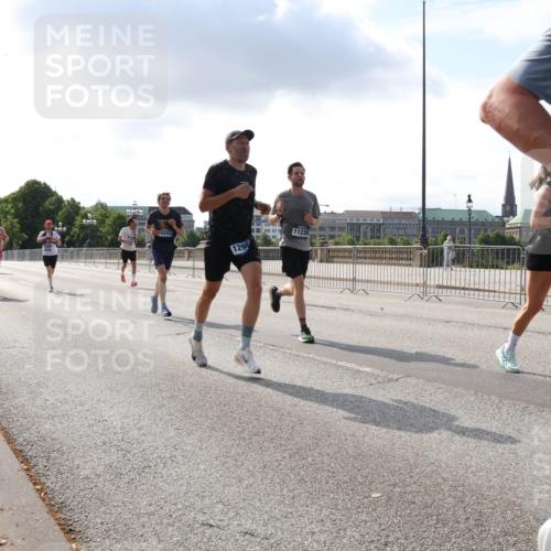 29.06.2025 - hella hamburg halbmarathon Lena Gebhardt http://msf.ph/oto/8291145 29.06.2025 09:46:25 Lombardsbrücke 16243, 1298, 11230, 1344, 1889, 2243, 2460, 2525, 3809, 3843, 3955, 4463, 4477, 4812, 4944, 5042, 5048, 5152, 6169, 6495, 6683, 7055, 7186, 7534, 7628, 7845, 7901, 8062, 8312, 8784, 8864, 8956, 9345, 10298, 10453, 10865, 10929, 11199, 11230, 11282, 11304, 11661, 11833, 12189, 12447, 12681, 12987, 13252, 13617, 13961, 14276, 14293, 14310, 15115, 15391, 15689, 15902, 16065, 16140, 16243, 16507, 16580, 16811, 16931, 16957, 17213, 17768 meine-sportfotos.de