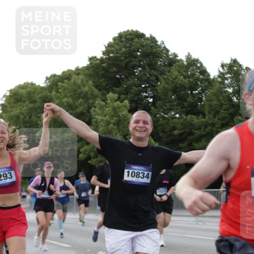 29.06.2025 - hella hamburg halbmarathon Jannik Wohlers http://msf.ph/oto/8291168 29.06.2025 10:04:17 Lombardsbrücke 1213, 1316, 1347, 1377, 2011, 2463, 2628, 2698, 2852, 3994, 4146, 4293, 4394, 4538, 5869, 6311, 8049, 10100, 10709, 10834, 11551, 12125, 12924, 13533, 13625, 15532, 16128, 16145, 16357, 16995, 17113, 17434, 17540, 17685, 17686, 17814, 18520 meine-sportfotos.de