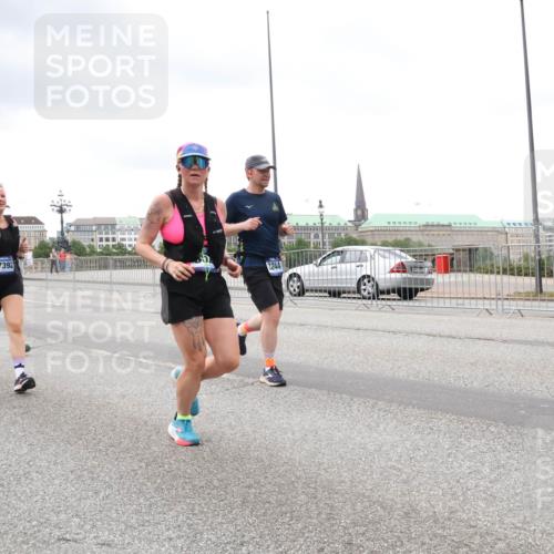 29.06.2025 - hella hamburg halbmarathon Lena Gebhardt http://msf.ph/oto/8291225 29.06.2025 10:55:48 Lombardsbrücke 16926, 17392, 3244, 1616, 1873, 1909, 1917, 2793, 3101, 3115, 3157, 3244, 3268, 3577, 4265, 4470, 4473, 4836, 4896, 5220, 5222, 5306, 5483, 5487, 5575, 5994, 6055, 6056, 6113, 6257, 6494, 6594, 7516, 7548, 7616, 7680, 7969, 8110, 8527, 8532, 8533, 8626, 8648, 9548, 9614, 9618, 9838, 9857, 9858, 9861, 9865, 9956, 10094, 10436, 10438, 10449, 10559, 10593, 10640, 10885, 11109, 11903, 11962, 11963, 12695, 12902, 14727, 16385 meine-sportfotos.de