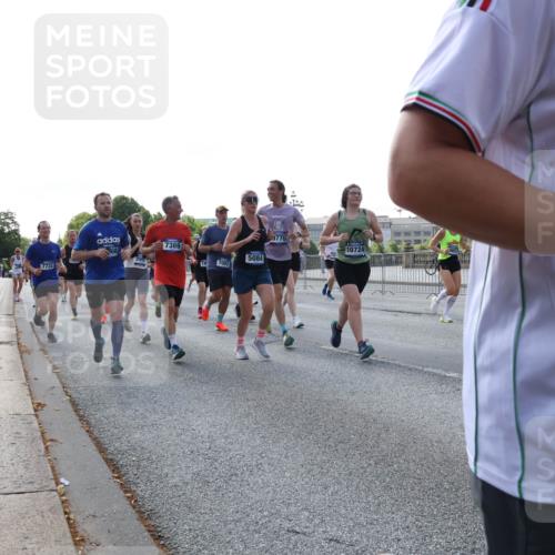 29.06.2025 - hella hamburg halbmarathon Lena Gebhardt http://msf.ph/oto/8291226 29.06.2025 09:58:47 Lombardsbrücke 7732, 7369, 5084, 19, 7082, 9770, 10724, 28, 1285, 1410, 1485, 1715, 1719, 1727, 1815, 1946, 1951, 1972, 2029, 2518, 2656, 2840, 2883, 2907, 3037, 3041, 3097, 3334, 3819, 3859, 3952, 4120, 4152, 4167, 5077, 5084, 5259, 5378, 5391, 5721, 5894, 6272, 6294, 6433, 6592, 6629, 6657, 6759, 6877, 6897, 7082, 7232, 7369, 7716, 7732, 7856, 8068, 8154, 8311, 8322, 8393, 8639, 8721, 8798, 8825, 9012, 9562, 9655, 9727, 9770, 10084, 10488 meine-sportfotos.de