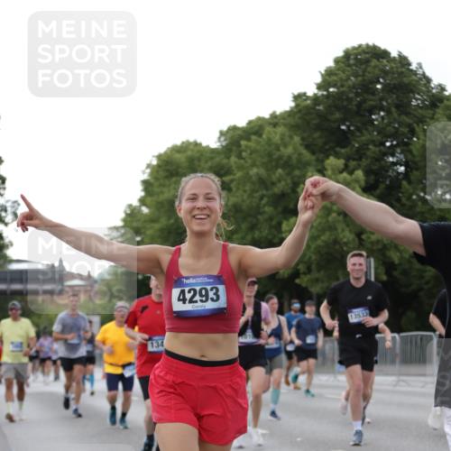 29.06.2025 - hella hamburg halbmarathon Jannik Wohlers http://msf.ph/oto/8291227 29.06.2025 10:04:17 Lombardsbrücke 1213, 1316, 1347, 1377, 2011, 2463, 2628, 2698, 2852, 3994, 4146, 4293, 4394, 4538, 5869, 6311, 8049, 10100, 10709, 10834, 11551, 12125, 12924, 13533, 13625, 15532, 16128, 16145, 16357, 16995, 17113, 17434, 17540, 17685, 17686, 17814, 18520 meine-sportfotos.de