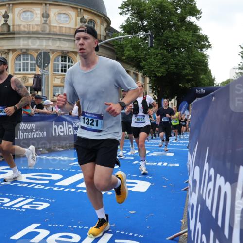 29.06.2025 - hella hamburg halbmarathon Strokosch-Dieckow http://msf.ph/oto/8291261 29.06.2025 10:50:04 Ziel 1119, 1216, 1321, 1507, 2020, 3296, 3562, 3692, 3852, 7100, 7176, 7657, 8313, 9031, 9213, 9303, 9965, 11607, 12203, 12235, 12271, 13225, 13282, 13758, 14257, 16403, 18228, 18657, 18658, 18884, 19112 meine-sportfotos.de