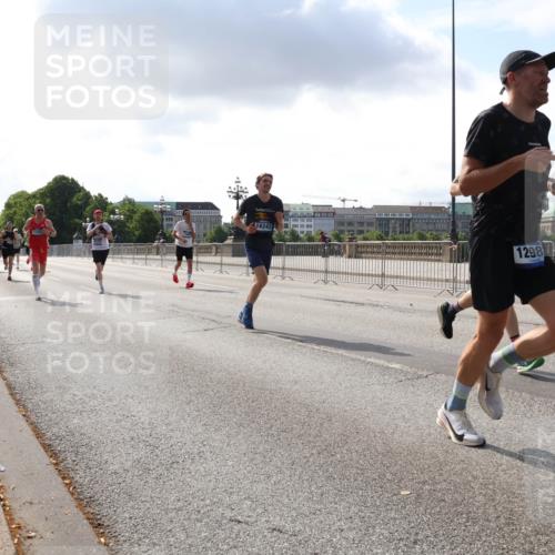 29.06.2025 - hella hamburg halbmarathon Lena Gebhardt http://msf.ph/oto/8291304 29.06.2025 09:46:25 Lombardsbrücke 16243, 1298, 1344, 1889, 2243, 2460, 2525, 3809, 3843, 3955, 4463, 4477, 4812, 4944, 5042, 5048, 5152, 6169, 6495, 6683, 7055, 7186, 7534, 7628, 7845, 7901, 8062, 8312, 8784, 8864, 8956, 9345, 10298, 10453, 10865, 10929, 11199, 11230, 11282, 11304, 11661, 11833, 12189, 12447, 12681, 12987, 13252, 13617, 13961, 14276, 14293, 14310, 15115, 15391, 15689, 15902, 16065, 16140, 16243, 16507, 16580, 16811, 16931, 16957, 17213, 17768 meine-sportfotos.de