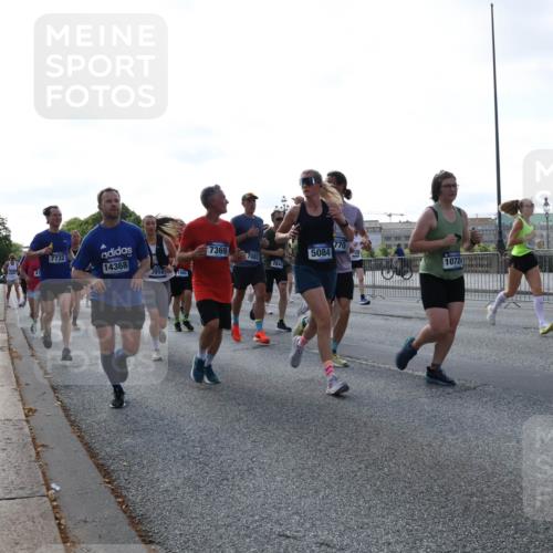 29.06.2025 - hella hamburg halbmarathon Lena Gebhardt http://msf.ph/oto/8291326 29.06.2025 09:58:47 Lombardsbrücke 7732, 7369, 7082, 14368, 2840, 3952, 1946, 5084, 770, 10724, 1285, 1410, 1485, 1715, 1719, 1727, 1815, 1946, 1951, 1972, 2029, 2518, 2656, 2840, 2883, 2907, 3037, 3041, 3097, 3334, 3819, 3859, 3952, 4120, 4152, 4167, 5077, 5084, 5259, 5378, 5391, 5721, 5894, 6272, 6294, 6433, 6592, 6629, 6657, 6759, 6877, 6897, 7082, 7232, 7369, 7716, 7732, 7856, 8068, 8154, 8311, 8322, 8393, 8639, 8721, 8798, 8825, 9012, 9562, 9655, 9727, 9770, 10084, 10488 meine-sportfotos.de