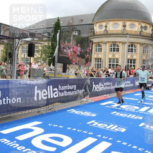 29.06.2025 - hella hamburg halbmarathon Michael Strokosch http://msf.ph/oto/8291332 29.06.2025 10:56:16 Ziel 1193, 4594, 4813, 5465, 5492, 8330, 8639, 9903, 9907, 10789, 12348, 14363, 15484, 16113, 16634, 17468, 19152 meine-sportfotos.de