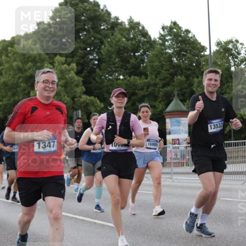 29.06.2025 - hella hamburg halbmarathon Jannik Wohlers http://msf.ph/oto/8291339 29.06.2025 10:04:19 Lombardsbrücke 1213, 1316, 1347, 1559, 2011, 2463, 2628, 2698, 3994, 4146, 4293, 4394, 4538, 4951, 5869, 6311, 8049, 10100, 10709, 10834, 11551, 12125, 12924, 13533, 13625, 15532, 16128, 16145, 16357, 16995, 17434, 17540, 17685, 17686, 17814, 18520 meine-sportfotos.de