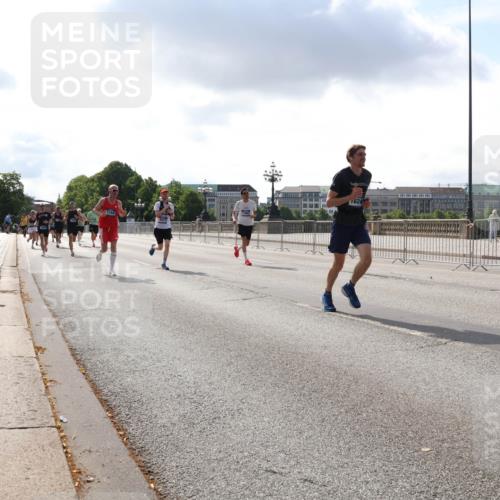 29.06.2025 - hella hamburg halbmarathon Lena Gebhardt http://msf.ph/oto/8291411 29.06.2025 09:46:26 Lombardsbrücke 1624, 1344, 1889, 2243, 2525, 3809, 3843, 3955, 4463, 4477, 4812, 4944, 5042, 5048, 5152, 6169, 6495, 6683, 7055, 7186, 7534, 7628, 7845, 7901, 8062, 8312, 8784, 8864, 8956, 9345, 10298, 10453, 10865, 10927, 10929, 11199, 11230, 11282, 11304, 11661, 11833, 12189, 12447, 12987, 13252, 13617, 13961, 14276, 14293, 14310, 15115, 15391, 15689, 15902, 16065, 16140, 16243, 16507, 16580, 16811, 16931, 16957, 17213, 17768 meine-sportfotos.de