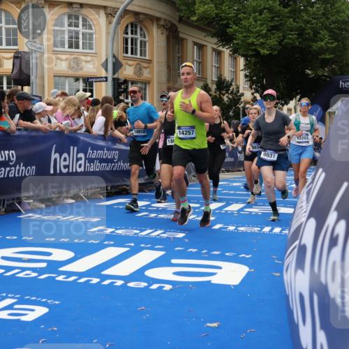 29.06.2025 - hella hamburg halbmarathon Strokosch-Dieckow http://msf.ph/oto/8291442 29.06.2025 10:50:07 Ziel 1119, 1216, 1321, 1507, 2020, 3296, 3562, 7176, 7657, 7930, 7932, 8313, 9031, 9303, 9965, 10371, 11607, 12203, 12235, 13225, 13282, 13758, 14257, 15620, 16403, 18228, 18657, 18658, 18811, 18884, 19040 meine-sportfotos.de