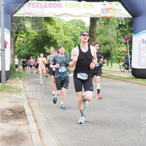 29.06.2025 - hella hamburg halbmarathon MichiJ http://msf.ph/oto/8291446 29.06.2025 10:33:38 Zwischen KM18-KM19 1920, 2188, 4277, 6819, 6831, 7087, 9105, 11495, 12161, 12579, 13687, 14462, 15362, 15365, 16725, 16803, 17544, 17835, 17960, 18810 meine-sportfotos.de