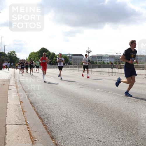 29.06.2025 - hella hamburg halbmarathon Lena Gebhardt http://msf.ph/oto/8291477 29.06.2025 09:46:26 Lombardsbrücke 1344, 1954, 1344, 1889, 2243, 2525, 3809, 3843, 3955, 4463, 4477, 4812, 4944, 5042, 5048, 5152, 6169, 6495, 6683, 7055, 7186, 7534, 7628, 7845, 7901, 8062, 8312, 8784, 8864, 8956, 9345, 10298, 10453, 10865, 10927, 10929, 11199, 11230, 11282, 11304, 11661, 11833, 12189, 12447, 12987, 13252, 13617, 13961, 14276, 14293, 14310, 15115, 15391, 15689, 15902, 16065, 16140, 16243, 16507, 16580, 16811, 16931, 16957, 17213, 17768 meine-sportfotos.de