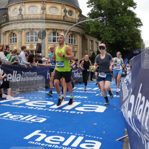 29.06.2025 - hella hamburg halbmarathon Strokosch-Dieckow http://msf.ph/oto/8291485 29.06.2025 10:50:08 Ziel 1119, 1216, 1321, 1507, 2020, 3296, 3562, 7176, 7930, 7932, 8313, 8921, 9031, 9303, 9965, 10371, 11607, 12203, 12235, 13282, 14257, 15620, 16403, 18228, 18657, 18658, 18811, 18884, 19040 meine-sportfotos.de