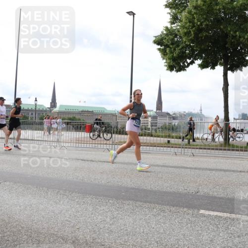 29.06.2025 - hella hamburg halbmarathon Lena Gebhardt http://msf.ph/oto/8291557 29.06.2025 10:21:16 Lombardsbrücke 1028, 1266, 1401, 1658, 2271, 2383, 2635, 2815, 2923, 2945, 2956, 2986, 3122, 3161, 3247, 3453, 3770, 3813, 3817, 3825, 3826, 4082, 4350, 4697, 4786, 5041, 5061, 5373, 5395, 5412, 5493, 5767, 6103, 6275, 6308, 6844, 7228, 7375, 7522, 7553, 7608, 7781, 8095, 8113, 8724, 8726, 8844, 9005, 9011, 9100, 9108, 9236, 9499, 9501, 9532, 9624, 9981, 10374, 10585, 10602, 10874, 11145, 11698, 12175, 12694, 12844, 13057, 13508 meine-sportfotos.de