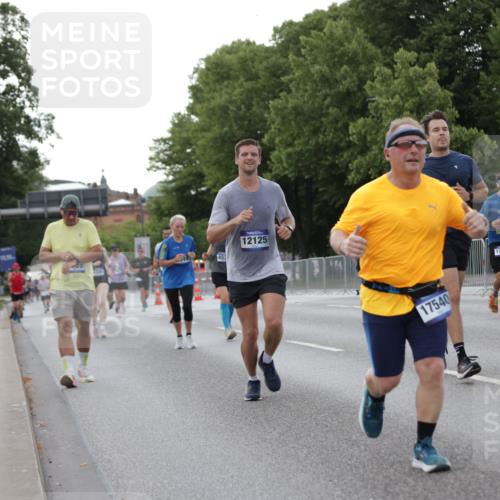 29.06.2025 - hella hamburg halbmarathon Jannik Wohlers http://msf.ph/oto/8291586 29.06.2025 10:04:21 Lombardsbrücke 1316, 1347, 1559, 2011, 2463, 2628, 2698, 4146, 4293, 4394, 4538, 4951, 5869, 6311, 8049, 10100, 10709, 10834, 11088, 11551, 12125, 12924, 13533, 15532, 16128, 16145, 16357, 16995, 17434, 17540, 17685, 17686, 17814, 18520 meine-sportfotos.de