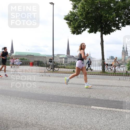 29.06.2025 - hella hamburg halbmarathon Lena Gebhardt http://msf.ph/oto/8291587 29.06.2025 10:21:17 Lombardsbrücke 1028, 1072, 1266, 1401, 1658, 2271, 2383, 2635, 2815, 2923, 2945, 2956, 2986, 3122, 3161, 3453, 3770, 3813, 3817, 3825, 3826, 4082, 4350, 4697, 4786, 5041, 5061, 5373, 5395, 5412, 5493, 5767, 6103, 6275, 6308, 6844, 7228, 7375, 7522, 7553, 7608, 7781, 8095, 8113, 8286, 8724, 8726, 8844, 9005, 9011, 9100, 9108, 9236, 9483, 9499, 9501, 9532, 9624, 9981, 10374, 10585, 10602, 10874, 11145, 11698, 12175, 12694, 12844, 13057, 13508 meine-sportfotos.de