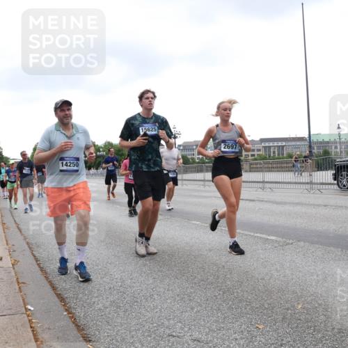 29.06.2025 - hella hamburg halbmarathon Lena Gebhardt http://msf.ph/oto/8291668 29.06.2025 10:46:42 Lombardsbrücke 1073, 1286, 1363, 1371, 1375, 1429, 1465, 1608, 1720, 1837, 1999, 2162, 2211, 2320, 2500, 2556, 2697, 2981, 3277, 3406, 3407, 3469, 3734, 3823, 4119, 4202, 4296, 4342, 4355, 4448, 4604, 5111, 5114, 5697, 5700, 5796, 5854, 5953, 6068, 6124, 6161, 6740, 7303, 7364, 7368, 7374, 7412, 7767, 7827, 7960, 8047, 8477, 8486, 8551, 8553, 8684, 8700, 9129, 9337, 9691, 10153, 10230, 11361, 12298, 12333, 12507, 12522, 13969, 14261, 15852, 16882, 16987 meine-sportfotos.de
