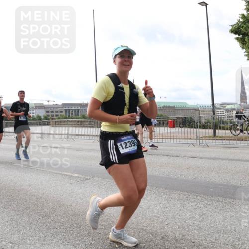 29.06.2025 - hella hamburg halbmarathon Lena Gebhardt http://msf.ph/oto/8291705 29.06.2025 10:21:17 Lombardsbrücke 17341, 1028, 11779, 12395, 1028, 1072, 1266, 1401, 1658, 2271, 2383, 2635, 2815, 2923, 2945, 2956, 2986, 3122, 3161, 3453, 3770, 3813, 3817, 3825, 3826, 4082, 4350, 4697, 4786, 5041, 5061, 5373, 5395, 5412, 5493, 5767, 6103, 6275, 6308, 6844, 7228, 7375, 7522, 7553, 7608, 7781, 8095, 8113, 8286, 8724, 8726, 8844, 9005, 9011, 9100, 9108, 9236, 9483, 9499, 9501, 9532, 9624, 9981, 10374, 10585, 10602, 10874, 11145, 11698, 12175, 12694, 12844, 13057, 13508 meine-sportfotos.de