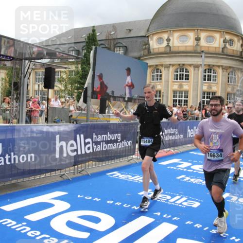 29.06.2025 - hella hamburg halbmarathon Michael Strokosch http://msf.ph/oto/8291729 29.06.2025 10:56:18 Ziel 1193, 5465, 7547, 8639, 9903, 9907, 10789, 12348, 14363, 15484, 16113, 16634, 17468, 18741, 19152 meine-sportfotos.de