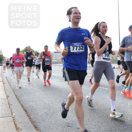 29.06.2025 - hella hamburg halbmarathon Lena Gebhardt http://msf.ph/oto/8291743 29.06.2025 09:58:49 Lombardsbrücke 4120, 18063, 13397, 2907, 7732, 39, 7082, 1285, 1410, 1485, 1715, 1719, 1727, 1946, 1951, 1972, 2029, 2518, 2656, 2840, 2883, 2907, 3037, 3041, 3097, 3334, 3819, 3859, 3952, 4120, 4152, 4167, 5077, 5084, 5259, 5378, 5391, 5721, 5894, 6294, 6399, 6433, 6592, 6629, 6657, 6759, 6877, 7082, 7232, 7369, 7716, 7732, 8068, 8311, 8322, 8393, 8639, 8721, 8798, 8825, 9655, 9727, 9770, 10084, 10488 meine-sportfotos.de
