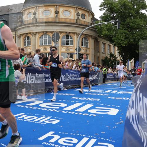 29.06.2025 - hella hamburg halbmarathon Strokosch-Dieckow http://msf.ph/oto/8291772 29.06.2025 10:50:12 Ziel 1119, 1507, 3296, 3562, 4933, 7176, 7930, 7932, 8313, 8921, 9965, 10371, 11607, 12203, 12235, 12949, 13282, 13609, 13690, 14257, 15620, 16000, 16242, 18228, 18499, 18657, 18658, 18811, 19040 meine-sportfotos.de