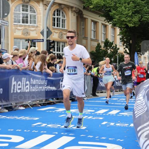 29.06.2025 - hella hamburg halbmarathon Strokosch-Dieckow http://msf.ph/oto/8291815 29.06.2025 10:50:14 Ziel 1119, 3296, 4933, 7176, 7930, 7932, 8313, 8921, 10371, 11607, 12235, 12949, 13282, 13609, 13690, 14034, 15620, 16000, 16242, 18499, 18811, 19040 meine-sportfotos.de
