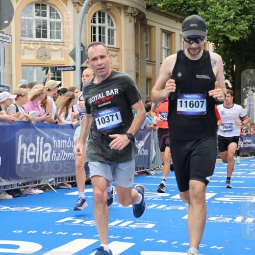 29.06.2025 - hella hamburg halbmarathon Strokosch-Dieckow http://msf.ph/oto/8291886 29.06.2025 10:50:15 Ziel 1119, 3296, 4247, 4933, 7176, 7930, 7932, 8899, 8921, 10371, 11607, 12235, 12949, 13609, 13690, 14034, 15620, 16000, 16242, 18499, 18811, 19040 meine-sportfotos.de