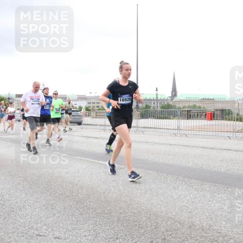 29.06.2025 - hella hamburg halbmarathon Lena Gebhardt http://msf.ph/oto/8291919 29.06.2025 10:55:51 Lombardsbrücke 10593, 8110, 8648, 16926, 1616, 1873, 1909, 1917, 2793, 3101, 3244, 3268, 4265, 4354, 4470, 4473, 4836, 4896, 5220, 5222, 5306, 5487, 5575, 5994, 6055, 6056, 6113, 6257, 6494, 6594, 7516, 7548, 7616, 7680, 7969, 8005, 8110, 8305, 8527, 8532, 8533, 8626, 8648, 9548, 9614, 9618, 9838, 9857, 9858, 9861, 9865, 9956, 10094, 10436, 10438, 10449, 10559, 10593, 10640, 10885, 11109, 11903, 11962, 11963, 12695, 12902, 14727 meine-sportfotos.de