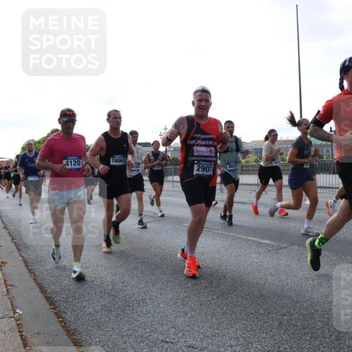 29.06.2025 - hella hamburg halbmarathon Lena Gebhardt http://msf.ph/oto/8291952 29.06.2025 09:58:50 Lombardsbrücke 17181, 120, 18063, 3397, 182, 2907, 8635, 19, 1285, 1410, 1485, 1715, 1719, 1727, 1946, 1951, 1972, 2029, 2518, 2656, 2840, 2883, 2907, 3037, 3041, 3097, 3334, 3819, 3859, 3952, 4120, 4152, 4167, 5077, 5084, 5259, 5378, 5391, 5721, 5894, 6294, 6399, 6433, 6592, 6629, 6657, 6759, 6877, 7082, 7232, 7369, 7716, 7732, 8068, 8311, 8322, 8393, 8639, 8721, 8798, 8825, 9655, 9727, 9770, 9884, 10488 meine-sportfotos.de