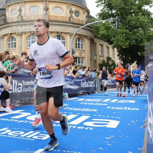 29.06.2025 - hella hamburg halbmarathon Strokosch-Dieckow http://msf.ph/oto/8291974 29.06.2025 10:50:18 Ziel 1119, 4247, 4933, 6795, 7930, 7932, 8899, 8921, 10371, 11607, 12035, 12949, 13609, 13690, 14034, 15620, 16000, 16242, 18394, 18499, 18811, 19040 meine-sportfotos.de