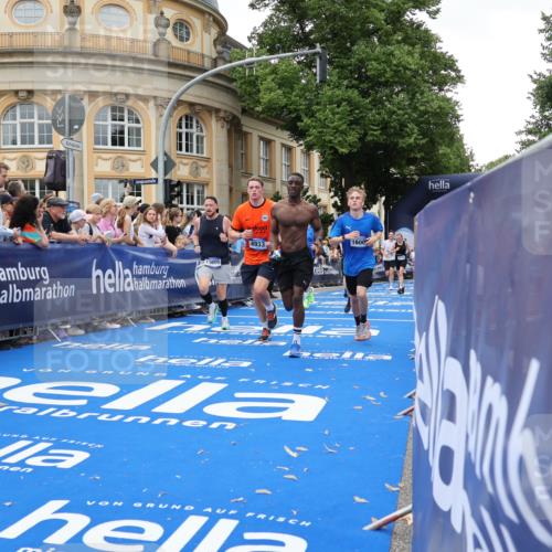 29.06.2025 - hella hamburg halbmarathon Strokosch-Dieckow http://msf.ph/oto/8291991 29.06.2025 10:50:19 Ziel 4247, 4933, 6795, 7930, 7932, 8899, 8921, 10371, 12035, 12624, 12949, 13609, 13690, 14034, 15620, 16000, 16242, 18394, 18499, 18811, 19040 meine-sportfotos.de
