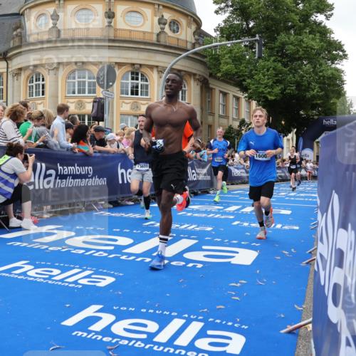 29.06.2025 - hella hamburg halbmarathon Strokosch-Dieckow http://msf.ph/oto/8292016 29.06.2025 10:50:19 Ziel 4247, 4933, 6795, 7930, 7932, 8899, 8921, 10371, 12035, 12624, 12949, 13609, 13690, 14034, 15620, 16000, 16242, 18394, 18499, 18811, 19040 meine-sportfotos.de