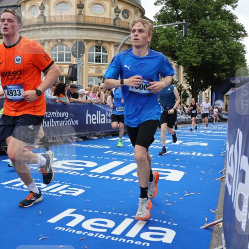 29.06.2025 - hella hamburg halbmarathon Strokosch-Dieckow http://msf.ph/oto/8292042 29.06.2025 10:50:20 Ziel 4127, 4247, 4933, 6795, 7930, 7932, 8899, 8921, 11455, 12035, 12624, 12949, 13609, 13690, 14034, 15620, 16000, 16242, 18394, 18499, 18811, 19040 meine-sportfotos.de