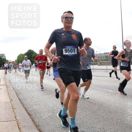 29.06.2025 - hella hamburg halbmarathon Lena Gebhardt http://msf.ph/oto/8292048 29.06.2025 10:21:19 Lombardsbrücke 9501, 173, 1028, 11775, 1028, 1072, 1266, 1401, 1658, 2271, 2383, 2635, 2815, 2923, 2945, 2956, 2986, 3122, 3161, 3453, 3770, 3813, 3817, 3825, 3826, 4082, 4350, 4697, 4786, 5041, 5061, 5122, 5373, 5395, 5412, 5493, 5767, 6103, 6275, 6308, 6844, 7228, 7375, 7522, 7553, 7608, 7781, 8095, 8113, 8286, 8724, 8726, 8844, 9005, 9011, 9100, 9108, 9236, 9369, 9483, 9499, 9501, 9532, 9624, 10374, 10585, 10602, 10874, 11698, 12175, 12694, 13057, 13508 meine-sportfotos.de