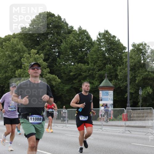29.06.2025 - hella hamburg halbmarathon Jannik Wohlers http://msf.ph/oto/8292052 29.06.2025 10:04:29 Lombardsbrücke 1126, 1316, 1347, 1559, 2424, 2463, 2628, 2698, 4394, 4538, 4951, 6311, 7302, 8049, 9019, 10100, 11088, 11551, 11595, 12125, 13242, 13533, 15532, 16134, 16357, 16579, 16995, 17112, 17540, 17814, 17818, 18556 meine-sportfotos.de