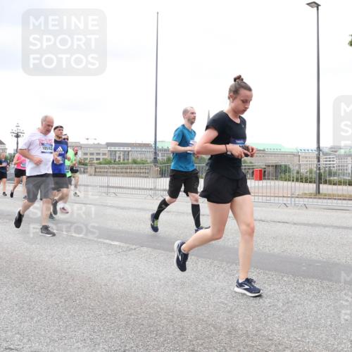 29.06.2025 - hella hamburg halbmarathon Lena Gebhardt http://msf.ph/oto/8292064 29.06.2025 10:55:52 Lombardsbrücke 522, 10593, 1616, 1873, 1909, 1917, 2095, 2793, 3101, 3244, 3268, 4265, 4354, 4470, 4473, 4836, 4896, 5220, 5222, 5306, 5487, 5575, 5994, 6055, 6056, 6113, 6257, 6494, 6594, 7516, 7548, 7616, 7680, 7969, 8005, 8110, 8305, 8527, 8532, 8533, 8626, 8648, 9548, 9614, 9618, 9838, 9857, 9858, 9861, 9865, 9956, 10094, 10436, 10438, 10449, 10559, 10593, 10640, 10885, 11903, 11962, 11963, 12695, 12902, 14727 meine-sportfotos.de