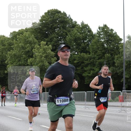 29.06.2025 - hella hamburg halbmarathon Jannik Wohlers http://msf.ph/oto/8292110 29.06.2025 10:04:30 Lombardsbrücke 1126, 1316, 1559, 2424, 2463, 2628, 2698, 3071, 3413, 4394, 4538, 4951, 7302, 8049, 8089, 9019, 10100, 11088, 11551, 11595, 12125, 13242, 13533, 15532, 16134, 16357, 16579, 16995, 17112, 17540, 17814, 17818, 18556 meine-sportfotos.de