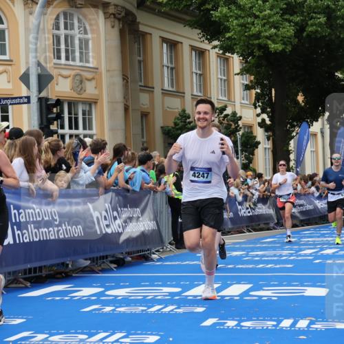 29.06.2025 - hella hamburg halbmarathon Strokosch-Dieckow http://msf.ph/oto/8292124 29.06.2025 10:50:23 Ziel 3414, 4127, 4247, 4933, 5447, 6795, 8153, 8899, 11455, 12035, 12624, 12949, 13609, 13690, 14034, 14626, 16000, 16242, 17319, 18394, 18499 meine-sportfotos.de