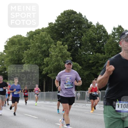 29.06.2025 - hella hamburg halbmarathon Jannik Wohlers http://msf.ph/oto/8292131 29.06.2025 10:04:30 Lombardsbrücke 1126, 1316, 1559, 2424, 2463, 2628, 2698, 3071, 3413, 4394, 4538, 4951, 7302, 8049, 8089, 9019, 10100, 11088, 11551, 11595, 12125, 13242, 13533, 15532, 16134, 16357, 16579, 16995, 17112, 17540, 17814, 17818, 18556 meine-sportfotos.de
