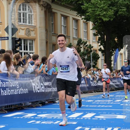 29.06.2025 - hella hamburg halbmarathon Strokosch-Dieckow http://msf.ph/oto/8292136 29.06.2025 10:50:24 Ziel 3414, 4127, 4247, 4933, 5447, 6795, 8153, 8899, 11455, 12035, 12624, 12949, 13609, 14034, 14626, 16000, 16242, 17319, 18394 meine-sportfotos.de