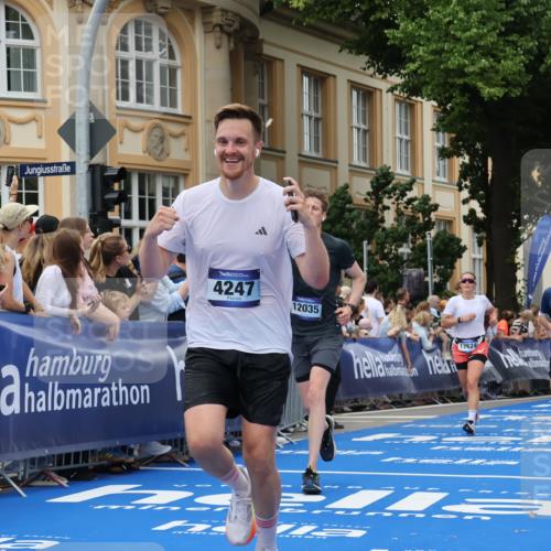 29.06.2025 - hella hamburg halbmarathon Strokosch-Dieckow http://msf.ph/oto/8292152 29.06.2025 10:50:24 Ziel 3414, 4127, 4247, 4933, 5447, 6795, 8153, 8899, 11455, 12035, 12624, 12949, 13609, 14034, 14626, 16000, 16242, 17319, 18394 meine-sportfotos.de