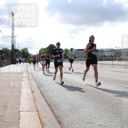 29.06.2025 - hella hamburg halbmarathon Lena Gebhardt http://msf.ph/oto/8292158 29.06.2025 09:46:30 Lombardsbrücke 1889, 159, 1344, 1889, 2243, 2525, 3809, 3843, 3955, 4477, 4812, 4944, 5042, 5048, 5152, 6169, 6495, 6683, 7055, 7534, 7628, 7845, 7901, 8312, 8784, 8864, 8956, 9345, 10298, 10453, 10865, 10927, 10929, 11199, 11230, 11282, 11304, 11661, 11833, 12447, 12987, 13252, 13617, 13961, 14276, 14293, 14310, 15115, 15391, 15689, 15902, 16065, 16140, 16243, 16507, 16580, 16811, 16931, 16957, 17213, 17768 meine-sportfotos.de