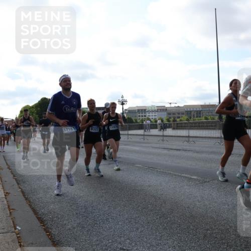 29.06.2025 - hella hamburg halbmarathon Lena Gebhardt http://msf.ph/oto/8292176 29.06.2025 09:58:52 Lombardsbrücke 17181, 8322, 11976, 13397, 1285, 1410, 1485, 1715, 1719, 1727, 1946, 1951, 1972, 2029, 2518, 2656, 2741, 2840, 2883, 2907, 2911, 3037, 3041, 3097, 3334, 3819, 3859, 3952, 4120, 4152, 4167, 5077, 5084, 5259, 5378, 5391, 5894, 6294, 6399, 6433, 6592, 6629, 6657, 6759, 6877, 7082, 7232, 7369, 7716, 7732, 7864, 8068, 8322, 8393, 8639, 8721, 8772, 8798, 8825, 9655, 9727, 9770, 9884, 10488 meine-sportfotos.de
