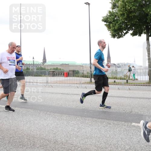 29.06.2025 - hella hamburg halbmarathon Lena Gebhardt http://msf.ph/oto/8292186 29.06.2025 10:55:53 Lombardsbrücke 10593, 8110, 1616, 1738, 1873, 1909, 1917, 2095, 2793, 3101, 3244, 3268, 4265, 4354, 4470, 4473, 4836, 4896, 5220, 5222, 5306, 5487, 5575, 5994, 6055, 6056, 6113, 6257, 6494, 6594, 6968, 7516, 7548, 7616, 7969, 8005, 8110, 8305, 8527, 8532, 8533, 8626, 8648, 9548, 9614, 9618, 9838, 9857, 9858, 9861, 9865, 9956, 10094, 10436, 10438, 10449, 10559, 10593, 10640, 10885, 10987, 11903, 11962, 11963, 12695, 12902 meine-sportfotos.de