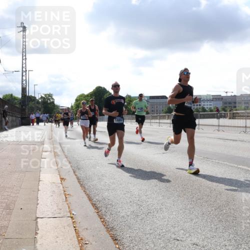 29.06.2025 - hella hamburg halbmarathon Lena Gebhardt http://msf.ph/oto/8292197 29.06.2025 09:46:30 Lombardsbrücke 1889, 1344, 1889, 2243, 2525, 3809, 3843, 3955, 4477, 4812, 4944, 5042, 5048, 5152, 6169, 6495, 6683, 7055, 7534, 7628, 7845, 7901, 8312, 8784, 8864, 8956, 9345, 10298, 10453, 10865, 10927, 10929, 11199, 11230, 11282, 11304, 11661, 11833, 12447, 12987, 13252, 13617, 13961, 14276, 14293, 14310, 15115, 15391, 15689, 15902, 16065, 16140, 16243, 16507, 16580, 16811, 16931, 16957, 17213, 17768 meine-sportfotos.de
