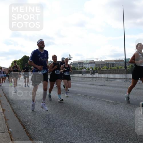 29.06.2025 - hella hamburg halbmarathon Lena Gebhardt http://msf.ph/oto/8292200 29.06.2025 09:58:52 Lombardsbrücke 17181, 8322, 11976, 13397, 1285, 1410, 1485, 1715, 1719, 1727, 1946, 1951, 1972, 2029, 2518, 2656, 2741, 2840, 2883, 2907, 2911, 3037, 3041, 3097, 3334, 3819, 3859, 3952, 4120, 4152, 4167, 5077, 5084, 5259, 5378, 5391, 5894, 6294, 6399, 6433, 6592, 6629, 6657, 6759, 6877, 7082, 7232, 7369, 7716, 7732, 7864, 8068, 8322, 8393, 8639, 8721, 8772, 8798, 8825, 9655, 9727, 9770, 9884, 10488 meine-sportfotos.de