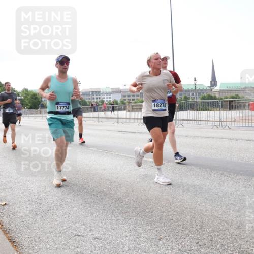 29.06.2025 - hella hamburg halbmarathon Lena Gebhardt http://msf.ph/oto/8292219 29.06.2025 10:11:53 Lombardsbrücke 1062, 1328, 1531, 1790, 1866, 1992, 3363, 4227, 5379, 5605, 7571, 8115, 8807, 8810, 9191, 9428, 10042, 10409, 10428, 11321, 11507, 11525, 11537, 11581, 11917, 12473, 13171, 13177, 13203, 13542, 13939, 13958, 14008, 14060, 14196, 14384, 15137, 15797, 15945, 16976, 17080, 17638, 17774, 17866, 18261, 18278, 18395, 18429, 18655 meine-sportfotos.de