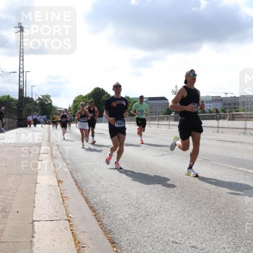 29.06.2025 - hella hamburg halbmarathon Lena Gebhardt http://msf.ph/oto/8292234 29.06.2025 09:46:30 Lombardsbrücke 1889, 1344, 1889, 2243, 2525, 3809, 3843, 3955, 4477, 4812, 4944, 5042, 5048, 5152, 6169, 6495, 6683, 7055, 7534, 7628, 7845, 7901, 8312, 8784, 8864, 8956, 9345, 10298, 10453, 10865, 10927, 10929, 11199, 11230, 11282, 11304, 11661, 11833, 12447, 12987, 13252, 13617, 13961, 14276, 14293, 14310, 15115, 15391, 15689, 15902, 16065, 16140, 16243, 16507, 16580, 16811, 16931, 16957, 17213, 17768 meine-sportfotos.de